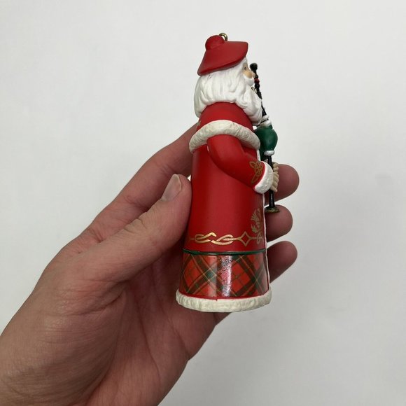 2017 Hallmark Scotland Member Santa from Around the World Ornament W/ Box - Picture 3 of 12